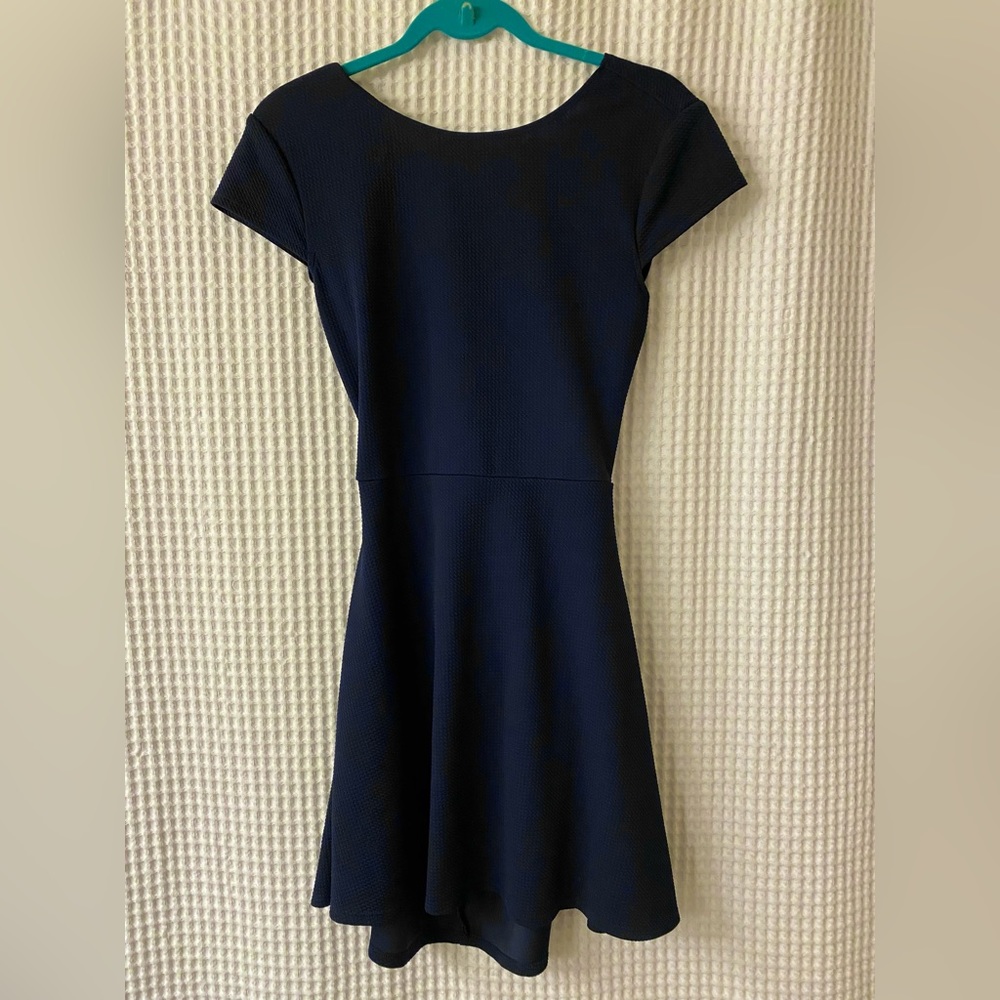 Stretchy navy blue dress. Crosses in the back. Size- Large